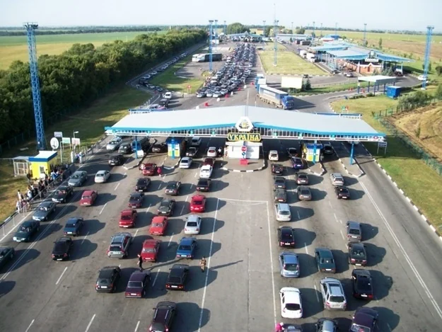 Черги автомобілів на українсько-польському кордоні біля пункту пропуску