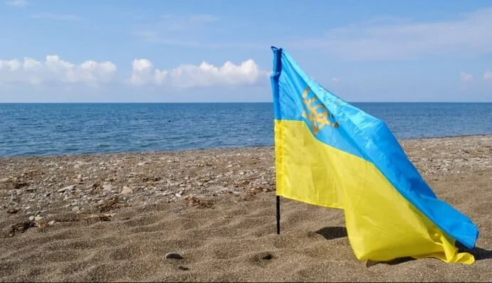 Флаг Украины на Кинбурнской косе после отступления оккупантов