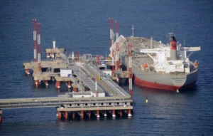 Танкер доставляє імпортний бензин до морського терміналу Росії