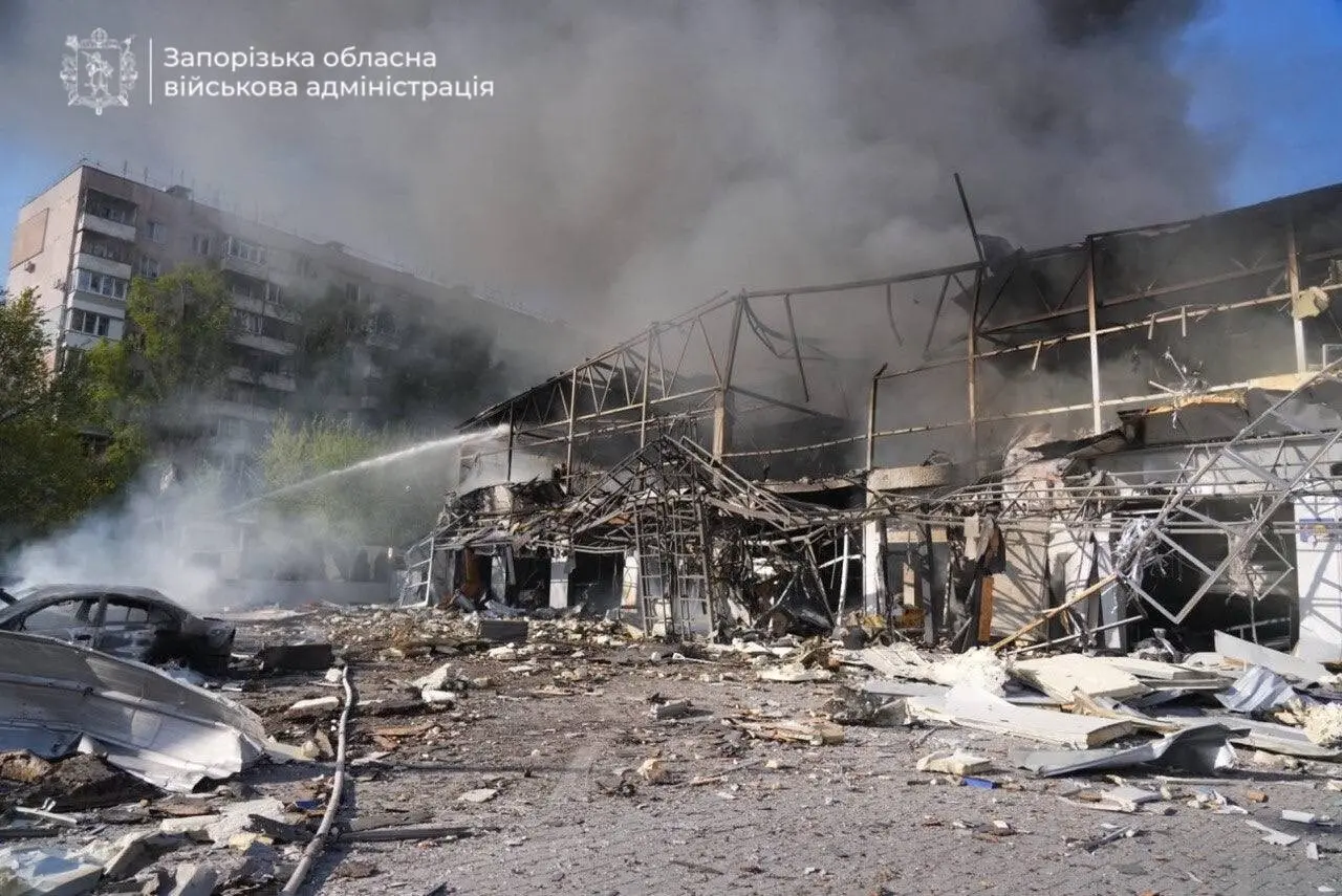 Пошкоджена будівля Запорізької ОДА після російського удару, пожежники гасять пожежу