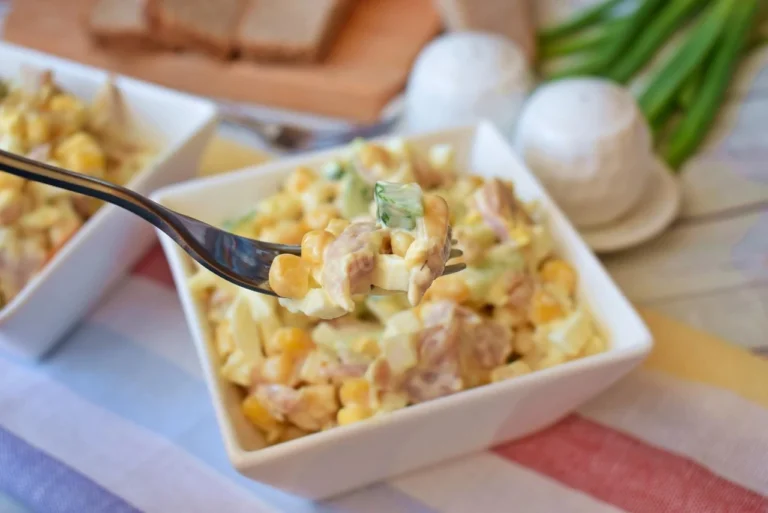 Салат з копченою куркою та кукурудзою: повний гід для початківців і гурманів