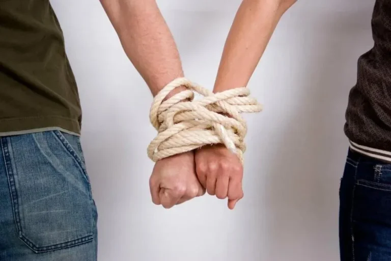 Співзалежні стосунки: як розпізнати та подолати емоційну залежність