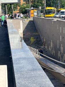 Місце аварії Mercedes у Києві: пошкоджені сходи підземного переходу