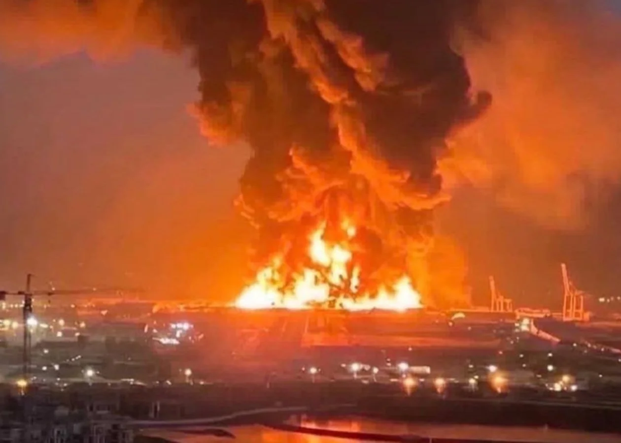 Пожежа на нафтовому терміналі Aramco після катастрофи вертольота в Саудівській Аравії