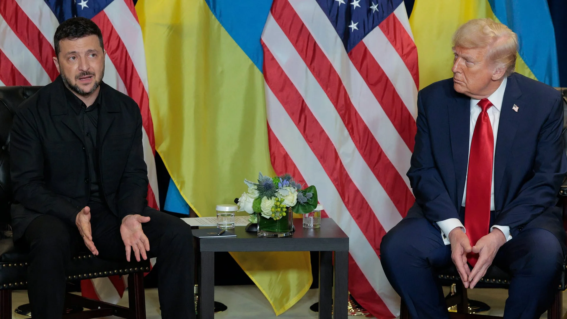 Дональд Трамп і Володимир Зеленський під час переговорів щодо миру з Росією