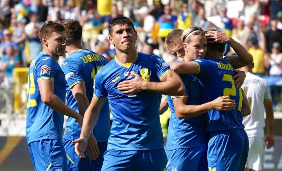 Сборная Украины с Плотницким празднует победу 3:0 над Италией