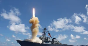 Есмінець ВМС США запускає ракету Tomahawk у море