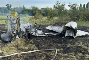 Уламки розбитого бомбардувальника Су-24М на місці катастрофи в Хмельницькій області