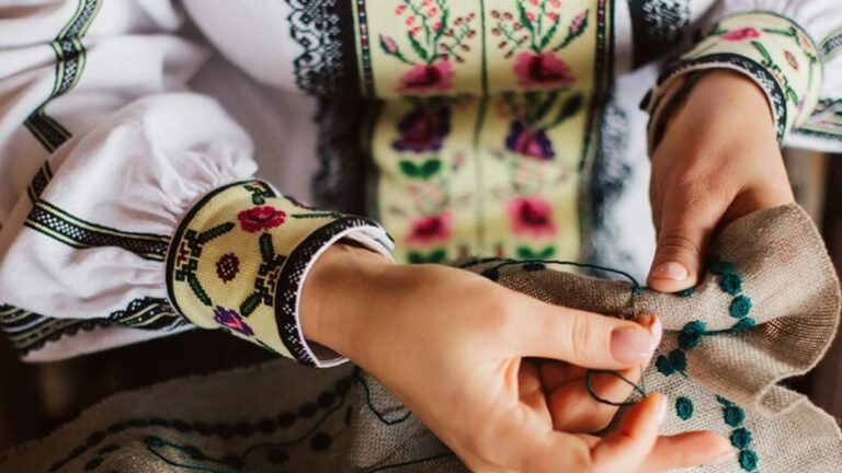 Вишиванка Україна: нитки, що зшивають тисячоліття, регіони та живу душу нації