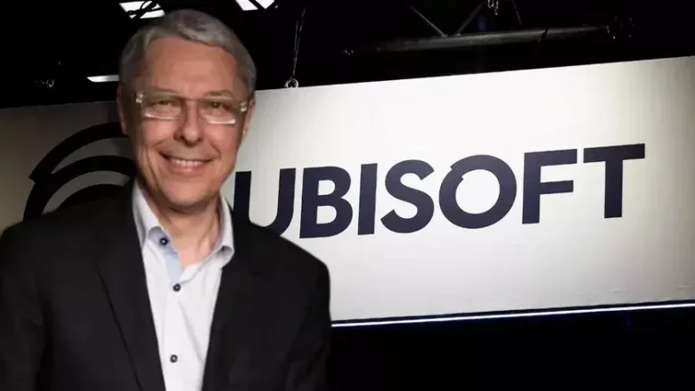 Клод Гіймо засновник Ubisoft на тлі логотипу компанії