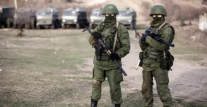 «Зелені чоловічки» РФ зі зброєю на тлі військових вантажівок
