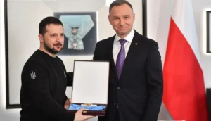Зеленський тримає Орден Білого Орла поряд з президентом Польщі Дудою