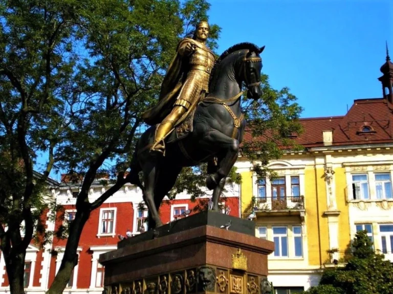 1253 рік в історії України: Доленосна коронація Данила Романовича та вершина Галицько-Волинської державності