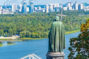 Памятник князю Владимиру Великому над Днепром с видом на Киев