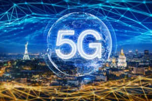 5G мережа над Києвом з монументом Батьківщина-Мати та собором