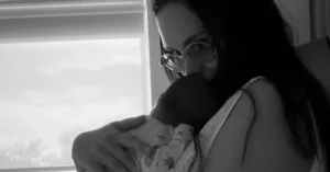 Алла Волкова держит новорожденную дочь Варвару на руках