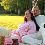 Алина Жук из Луцка беременна двойней на пикнике с мужем