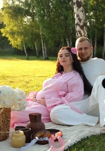 Аліна Жук з Луцька вагітна двійнею на пікніку з чоловіком