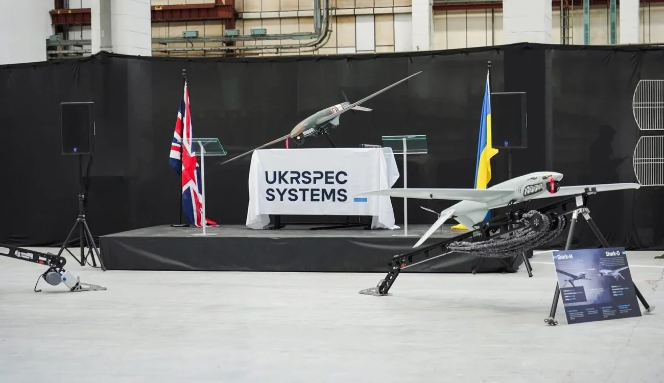 Дрони UKRSPEC SYSTEMS з прапорами Британії та України на презентації