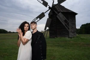 Артем Пивоваров і Даря Пивоварова біля старого деревяного вітряка