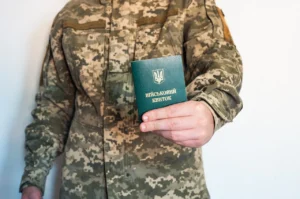 Чи потрібно носити з собою військовий квиток