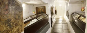 Дальние пещеры Лавры с витринами святых мощей и иконой