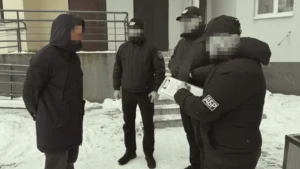 Співробітники ДБР під час обшуку на підприємстві виробника дронів «Вирій»