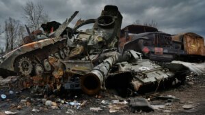 Знищена російська бронетехніка внаслідок війни проти України, що спричиняє дефіцит бюджету РФ