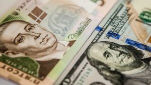 Банкноти долара США та української гривні крупним планом