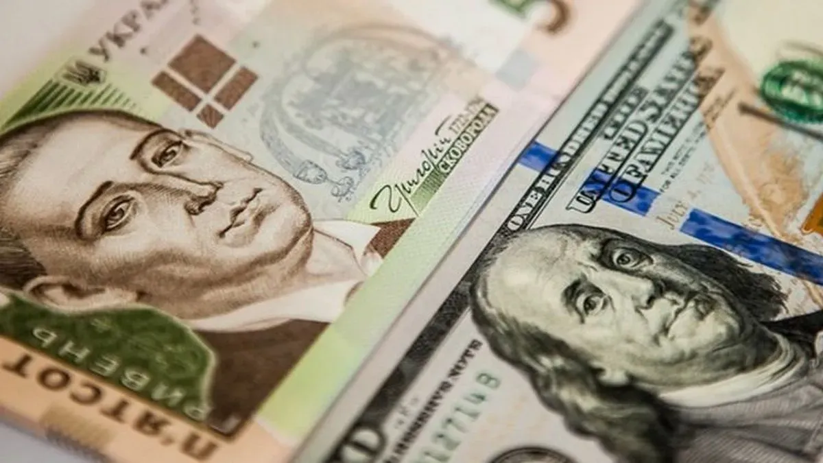 Банкноти долара США та української гривні крупним планом
