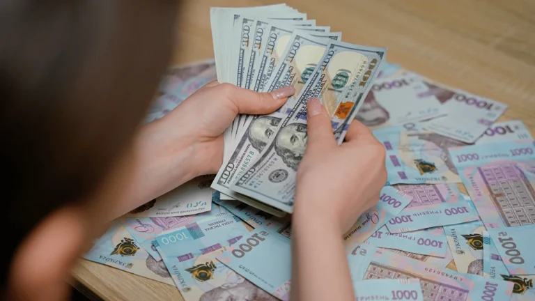 Долар подешевшав: курс НБУ на 16 липня та як зберігати кошти