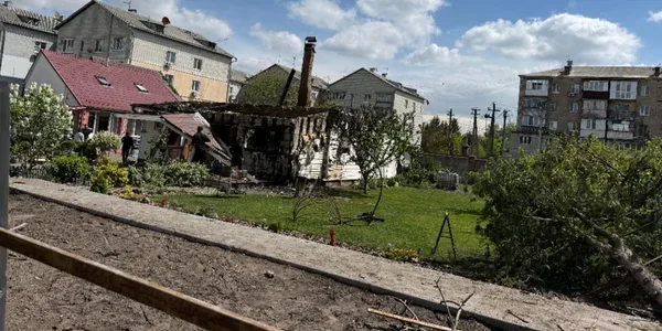 Пошкоджений будинок батьків Марії Кравець після атаки РФ на Київ