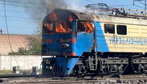 Дрон РФ влучив у локомотив поїзда на Дніпропетровщині: жертв вдалося уникнути