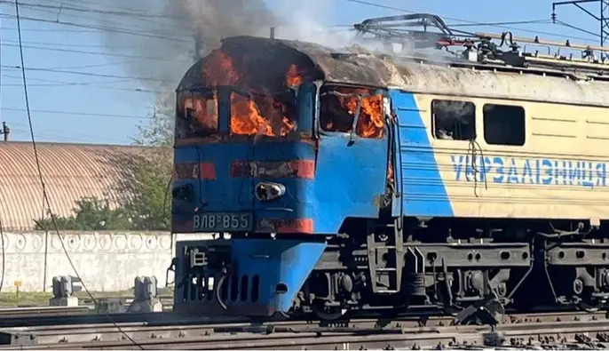 Дрон РФ влучив у локомотив поїзда на Дніпропетровщині: жертв вдалося уникнути