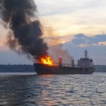 Горящее судно после атаки дронов в Таганрогском заливе