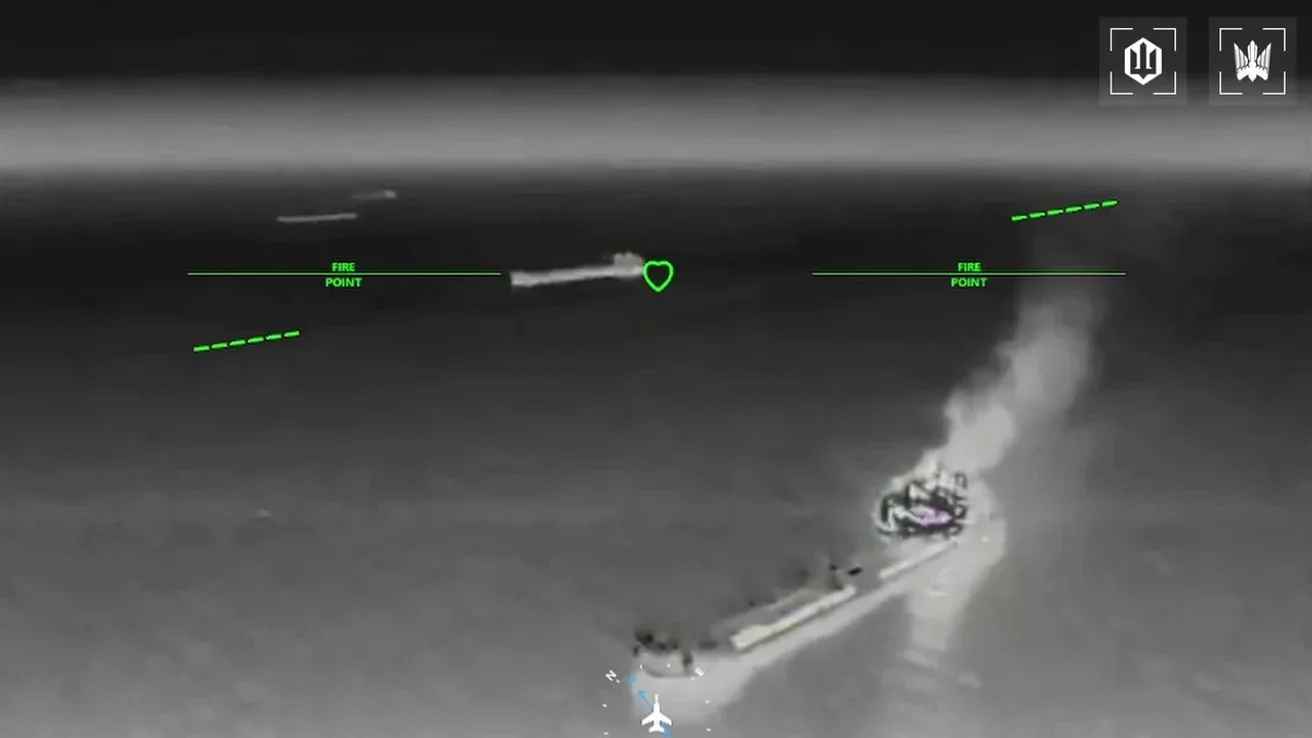 Дрон СБС фіксує пожежі на суднах тіньового флоту РФ в Азовському морі