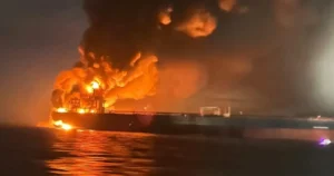 Палаючий танкер тіньового флоту РФ після удару дронів ЗСУ