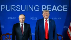 Володимир Путін і Дональд Трамп на зустрічі в Анкоріджі під гаслом Pursuing Peace