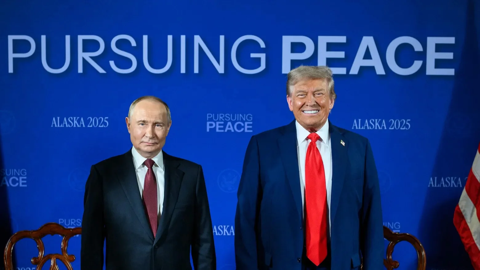Володимир Путін і Дональд Трамп на зустрічі в Анкоріджі під гаслом Pursuing Peace