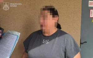Затримана ексзаступниця алчевського мера з розмитим обличчям у прокуратурі