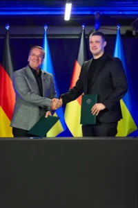 Рукостискання представників України та Німеччини під час підписання угоди про військову допомогу