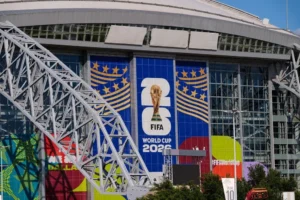 Стадіон з банерами ФІФА ЧС-2026 та логотипом турніру