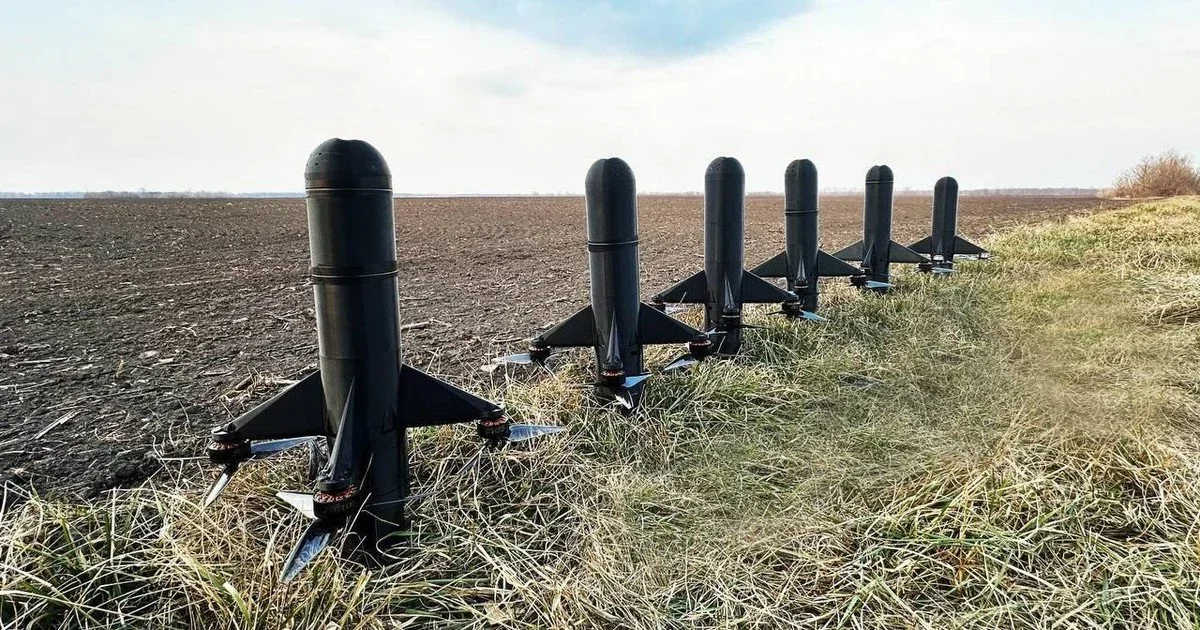 Українські дрони-перехоплювачі вишикувані на краю поля