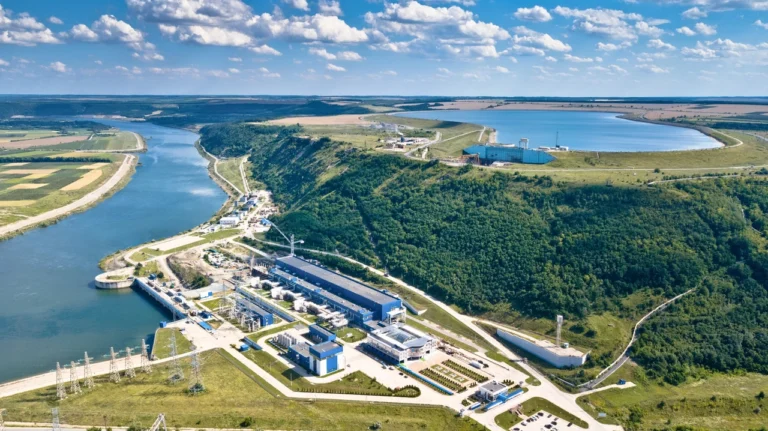 ГЕС це: як гідроелектростанції перетворюють енергію води на електрику та чому вони критичні для України