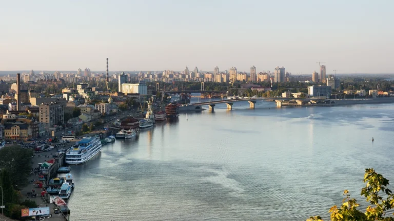 Глибина Дніпра в Києві: від чотирьох метрів на перекатах до дев’ятнадцяти в таємничих ямах