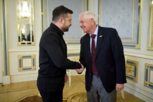Ліндсі Грем і Володимир Зеленський тиснуть руки під час зустрічі в Києві