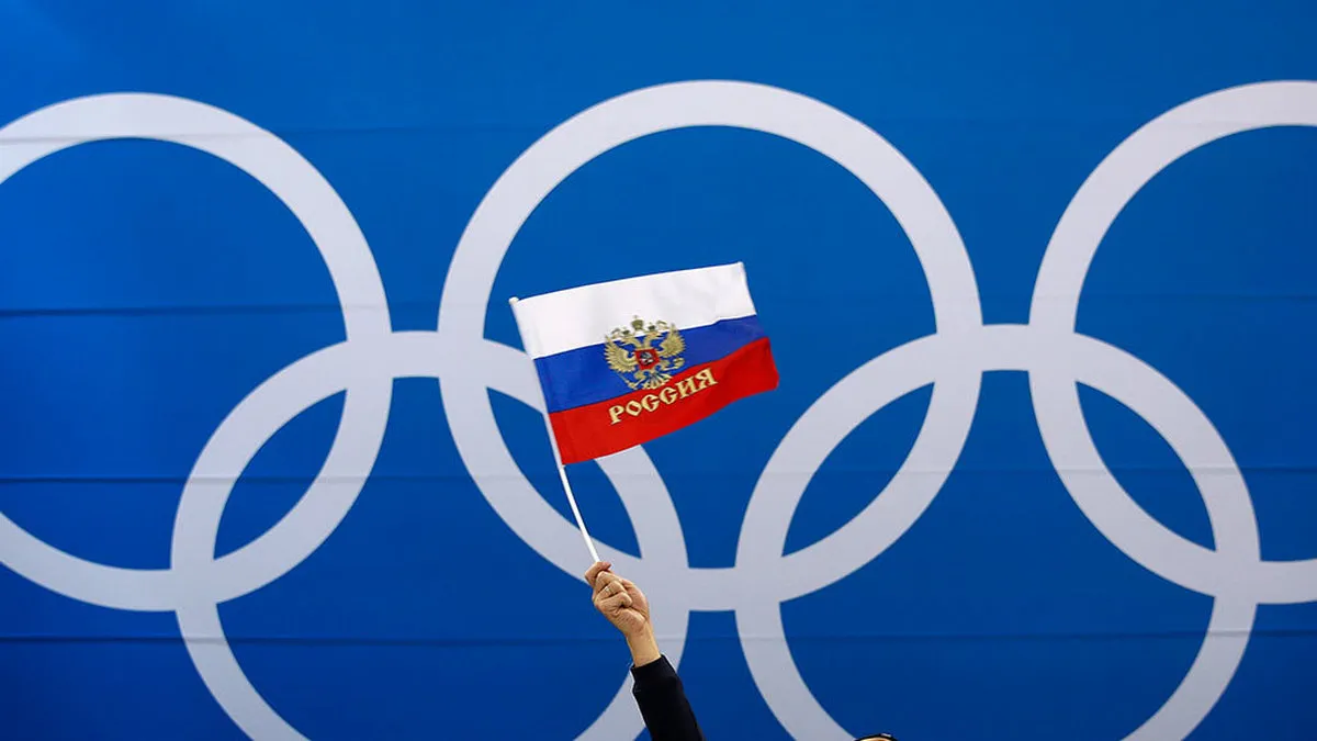 Российский флаг на фоне олимпийских колец как символ допуска РФ к Олимпиаде-2028