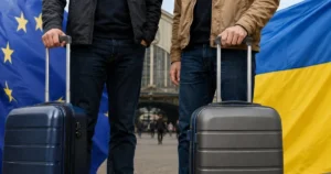 Чоловіки з валізками на тлі прапорів ЄС та України