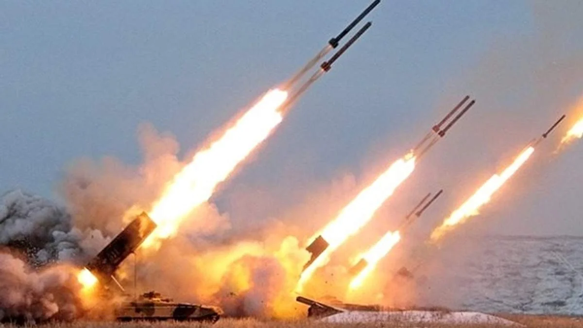 Росія завдає ракетного удару по Україні з реактивних систем залпового вогню