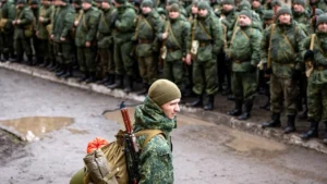 Російські солдати в камуфляжі вишикувані строєм перед тотальною мобілізацією